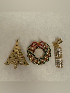 Lot Of 3 Vintage Pins Brooches Christmas Tree Wreath Golf Bag Gold Tone